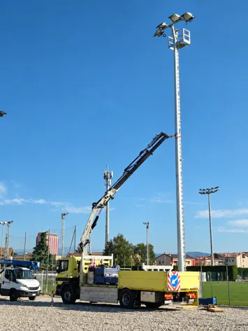 Installazione torre faro per illuminazione campo sportivo Carlo Adami a Bussolengo, Verona